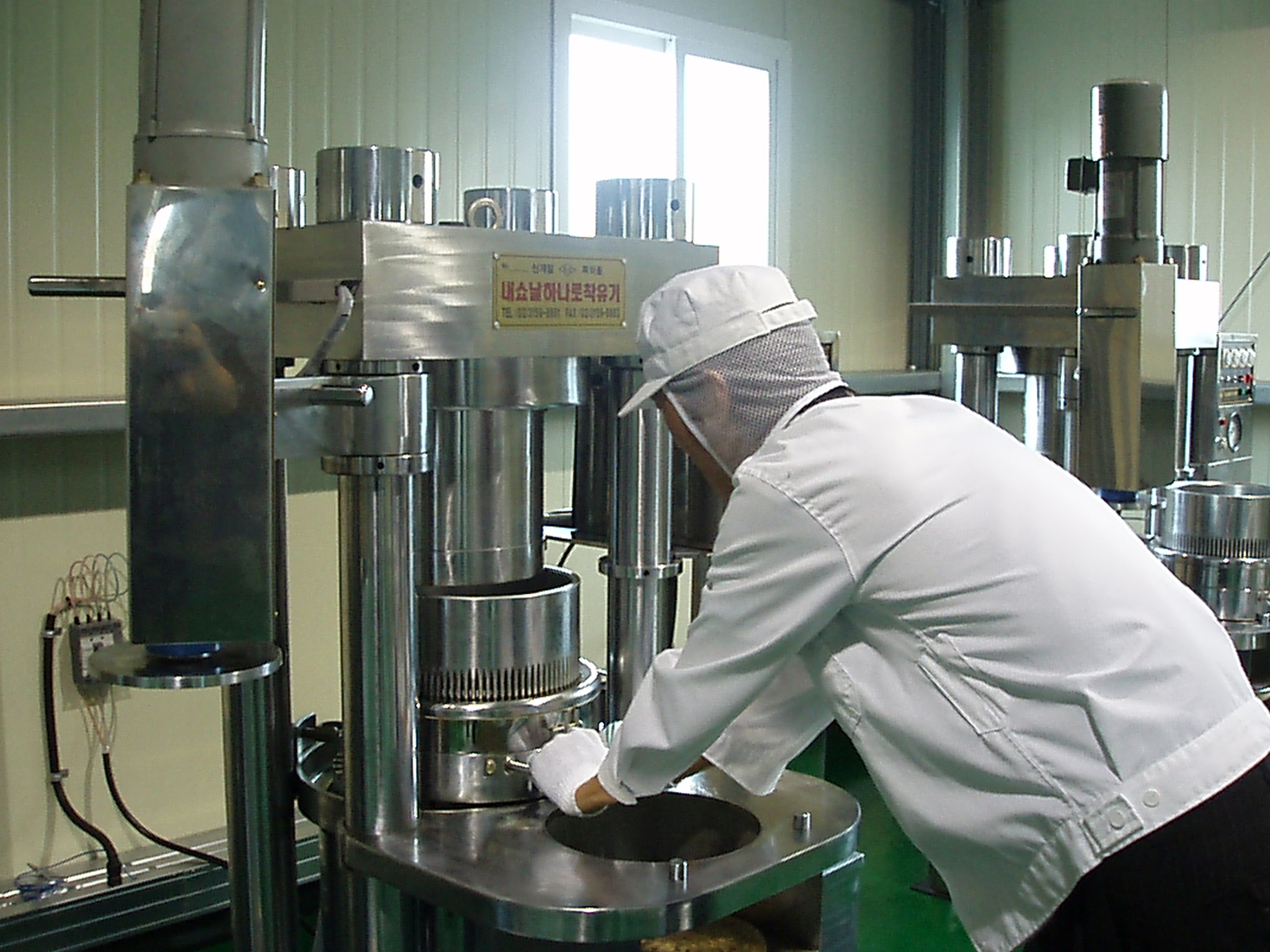 Hydraulic Oil Press at Oil Mill